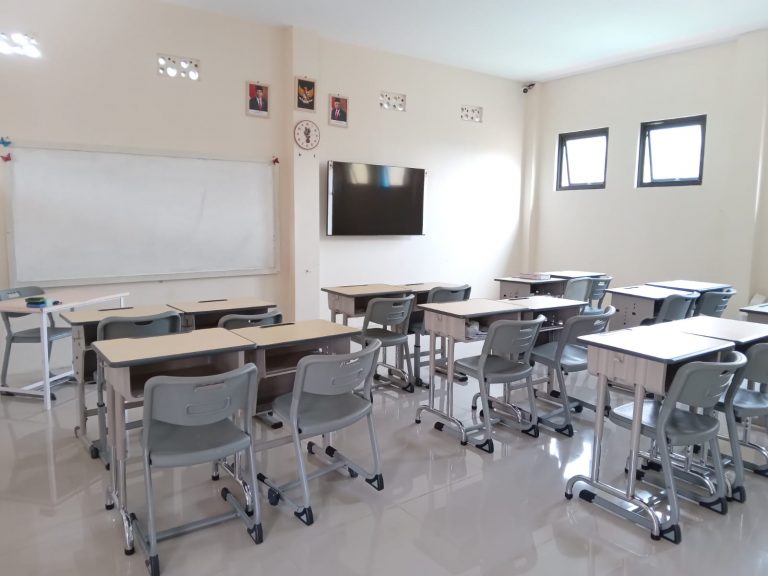 Ruang Kelas dilengkapi Smart TV, CCTV, dan Wifi